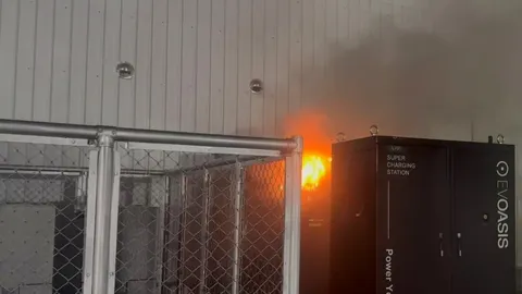 竹北高鐵特區路邊充電站深夜爆炸起火