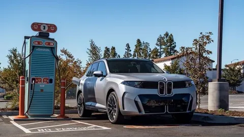 BMW iX5展示460kW快充 10分鐘補349公里