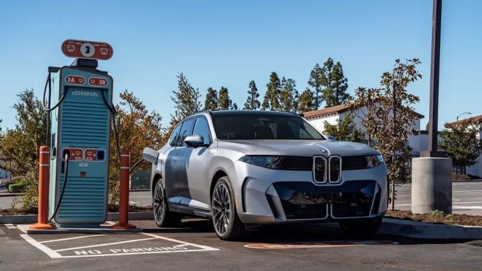 BMW iX5展示460kW快充 10分鐘補349公里