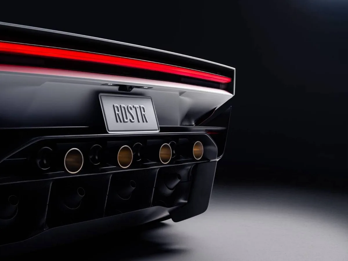 Tesla Roadster 車尾四顆冷氣推進器與 RDSTR 車牌