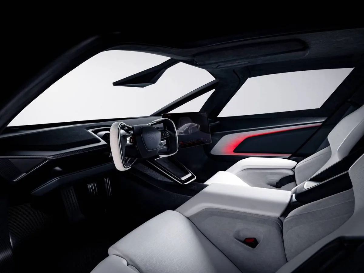 Tesla Roadster 內裝側視,灰色麂皮與紅色氛圍燈