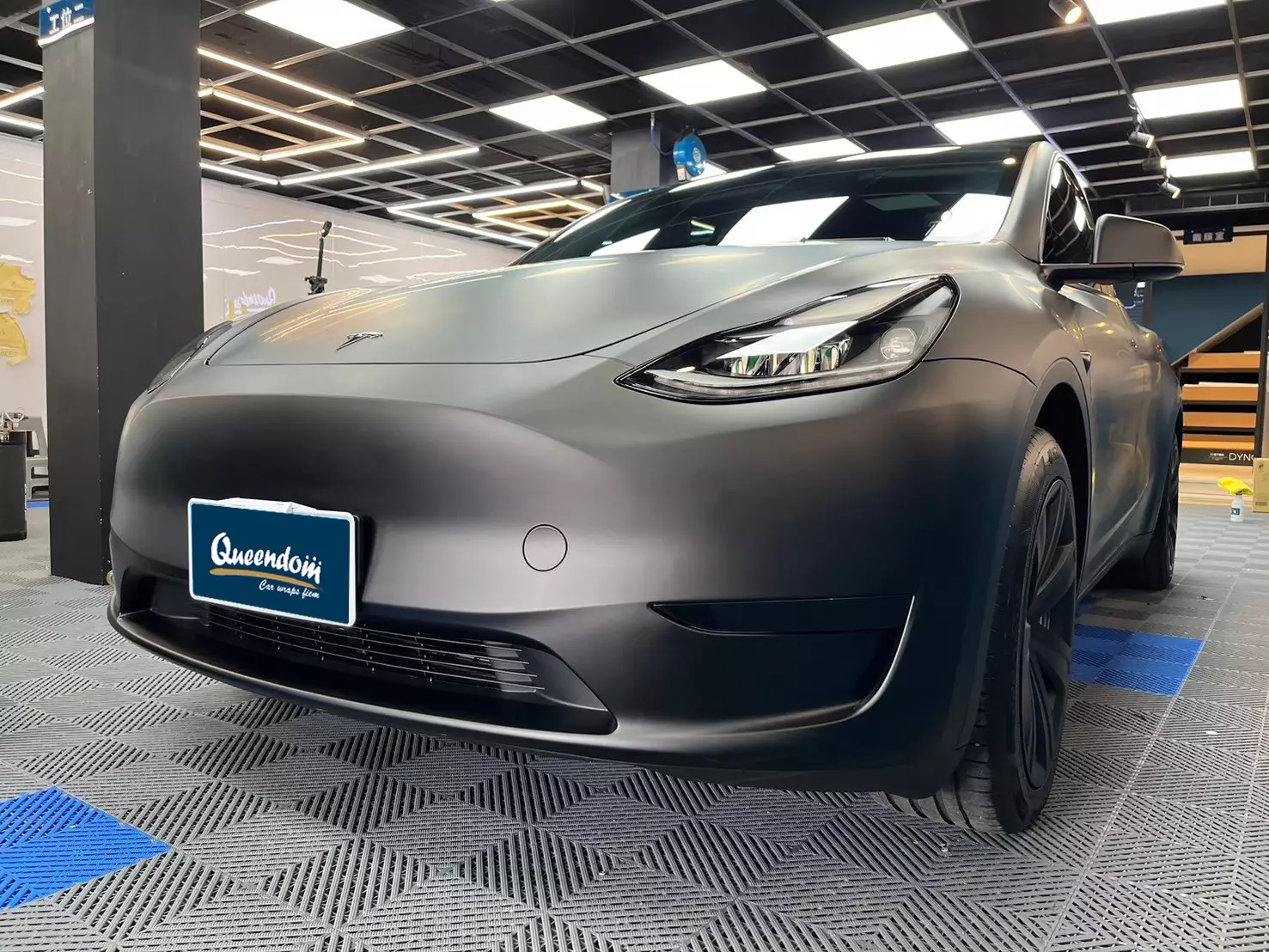 Tesla Model Y 改色・消光闇影黑